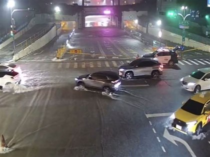 台南入夜強降雨 小東地下道淹水緊急封閉