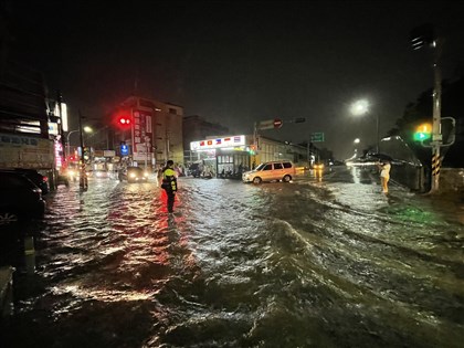 台南入夜強降雨永康等6行政區淹水 安南多路段淹超過15公分[影]