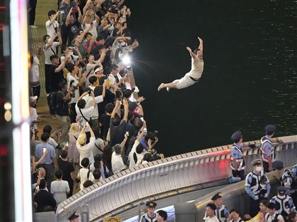 日職阪神虎隊央聯封王  虎迷狂喜跳河