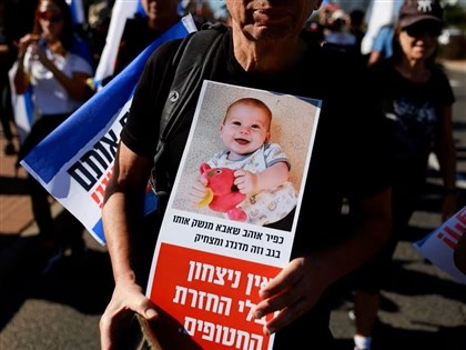 以色列民眾疾呼政府搶救人質 舉失蹤親人照片遊行數日