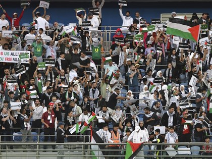 世足資格賽 科威特球場一片巴勒斯坦旗海