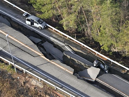 日本石川地震道路塌陷消防車難救災 輪島大火燒14小時尚未滅