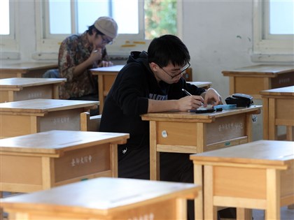 學測首日考數A自然 用圍巾口罩暖暖包須配合檢查