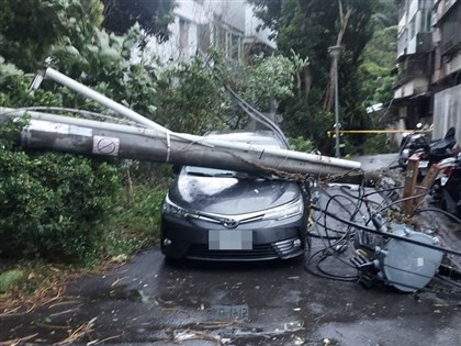 北市士林區電線桿傾倒 壓損1汽車無傷亡