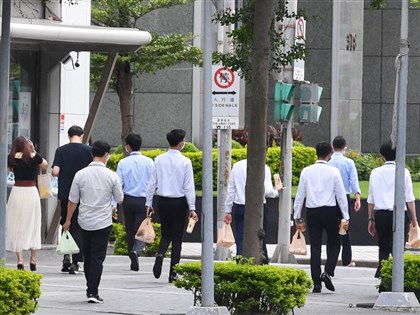 113年平均年終1.69個月 金融保險業3.64個月居冠