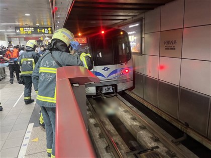 台北捷運民權西路站男子落軌 將開罰1萬至100萬元