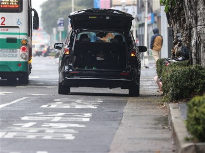 立院三讀限縮交通違規檢舉 未戴安全帽、汽車人行道違停等除外