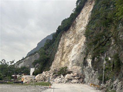 蘇花公路坍方阻斷 南澳工務段：拚深夜恢復單線通行