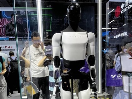 特斯拉人形機器人Optimus第2代亮相 有學習力將進工廠執行任務