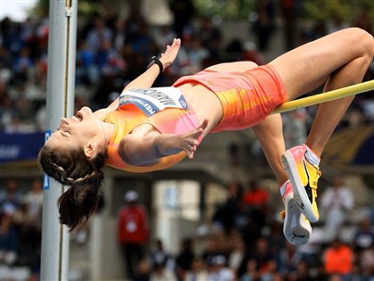 烏克蘭跳高女將躍過2公尺10 刷新高懸37年世界紀錄
