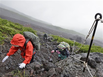 富士山登山季已4死 日警籲若天候不佳勿冒險[影]