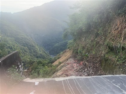 桃園雪霧鬧路坍方逾300人受困 替代道拚下午搶通