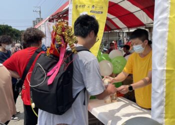 甲文青「與神同行」挺大甲媽　百杯熱門飲品被搶翻