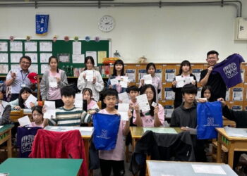 圖／頭湖國小同學開心收到來自辛辛那提市Hyde Park School姐妹校的文化盒。（新北市政府教育局提供）