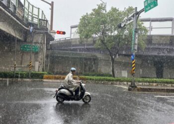 燕子飛來！80%機率成颱　「這時間」風雨最大