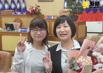 圖／民進黨籍的石一佑（右），今日宣誓遞補第4屆新北市議會第5選區的議員，妹妹石淑利也陪同出席。（記者陳志仁攝，2024.09.25）