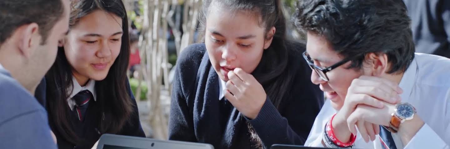 Un grupo de alumnos trabajando y hablando entre sí