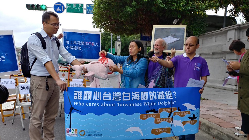 民間團體擔憂白海豚因離岸風機滅絕，在環評會場外抗議。本報資料照。