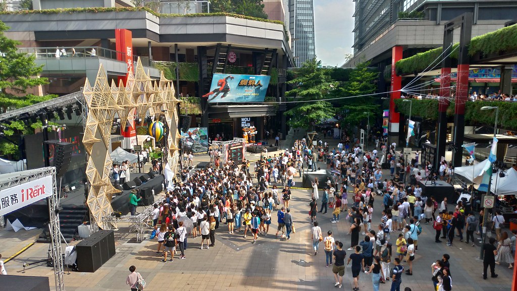 曙光音樂祭於信義區香堤大道登場，吸引許多民眾參加「免廢」音樂節。孫文臨攝