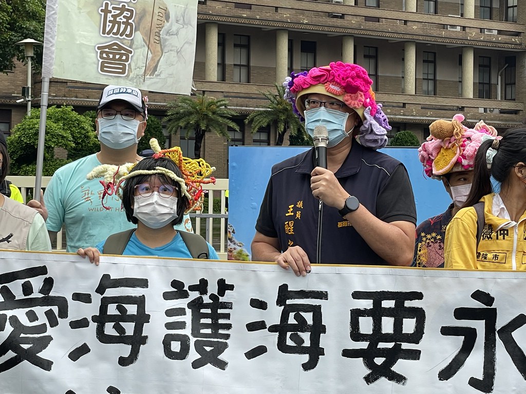 左為台灣蠻野心足生態協會專職律師蔡雅瀅，右為基隆護海公投領銜人王醒之。攝影：廖禹婷