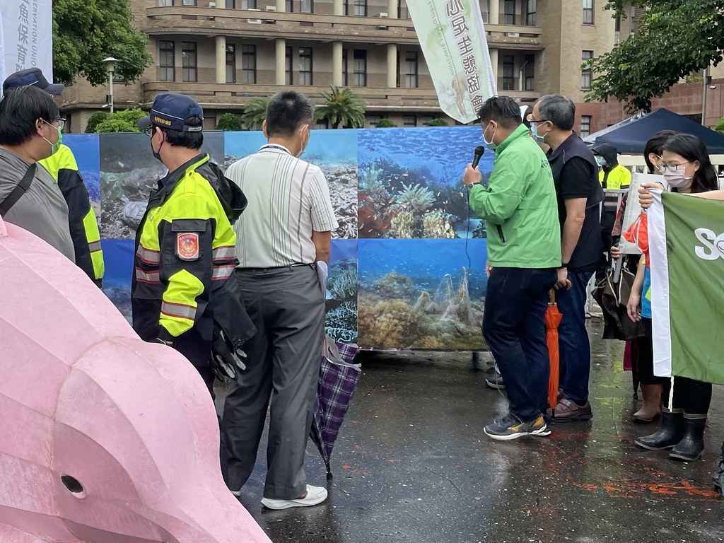 行政院參議包晃豪遭現場環團提問，未能辨識出看版上海洋生物出自台灣哪一海洋保護區。攝影：廖禹婷