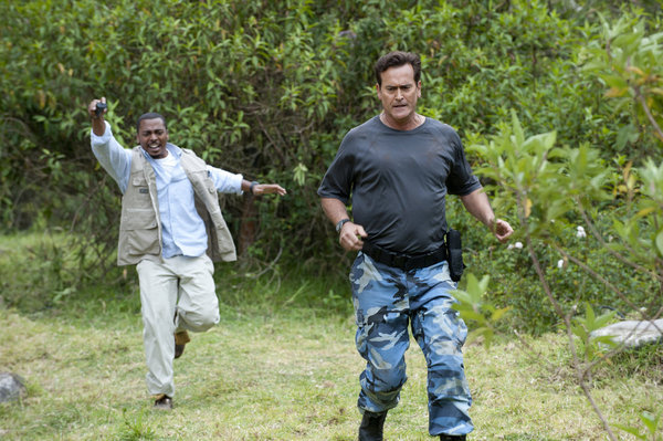 Bruce Campbell and RonReaco Lee in Burn Notice: The Fall of Sam Axe (2011)