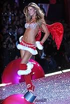 Gisele Bündchen in The Victoria's Secret Fashion Show (2006)