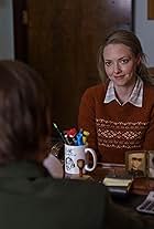 Laurie Metcalf and Amanda Seyfried in The Dropout (2022)