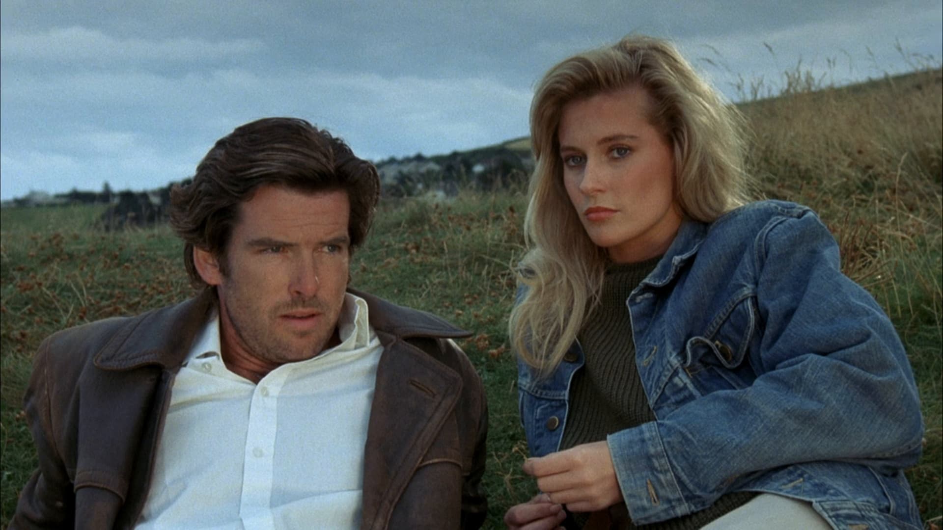 Pierce Brosnan and Alison Doody in Taffin (1988)