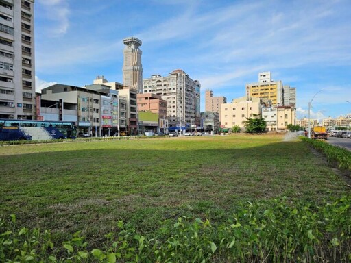 台鐵高雄車站東側71期重劃區，公園處綠化植草成陽光綠空間