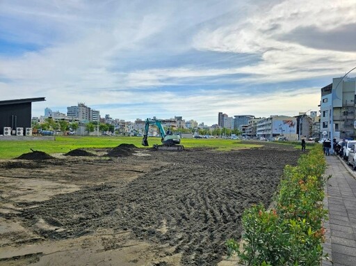 台鐵高雄車站東側71期重劃區，公園處綠化植草成陽光綠空間