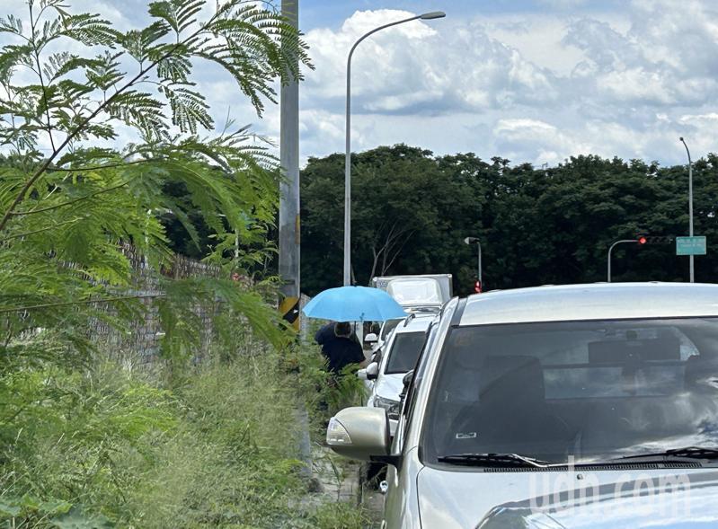 台中市高鐵重劃區烏日區三榮路一段人行道窄，又有路燈基座等擋道，迫使行人在夾縫中行走。記者趙容萱／攝影