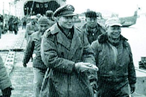 1955年，大陳島撤退時，參軍長孫立人（左）赴前線，右為蔣經國主任。圖／林樂群提供