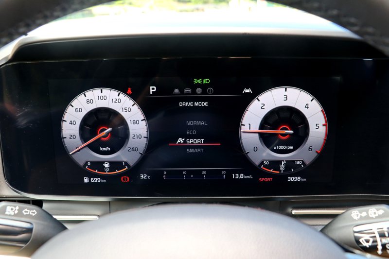 Drive Mode可變行車駕馭系統，內含Comfort舒適/Eco節能/Sport運動/Smart智慧等4種駕駛模式。 記者陳威任／攝影