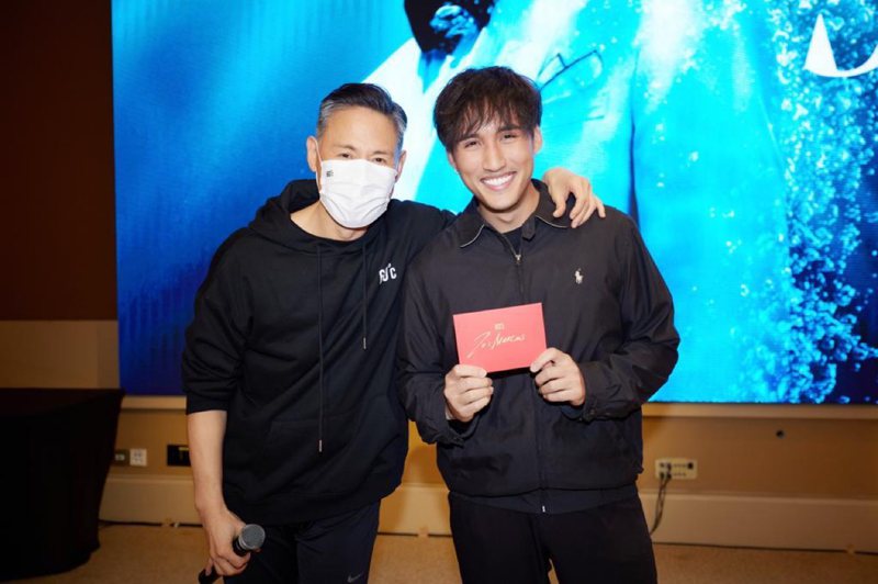 李俊緯（右）收到張學友親筆寫的生日卡片。圖／李俊緯提供