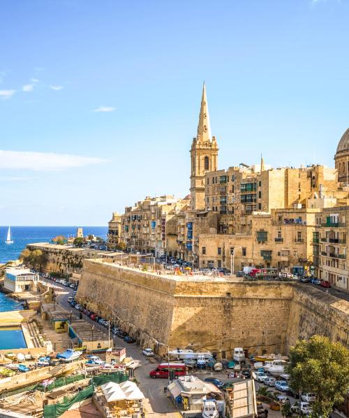 En vacker bild av Valletta som ligger nära Malta internationella flygplats