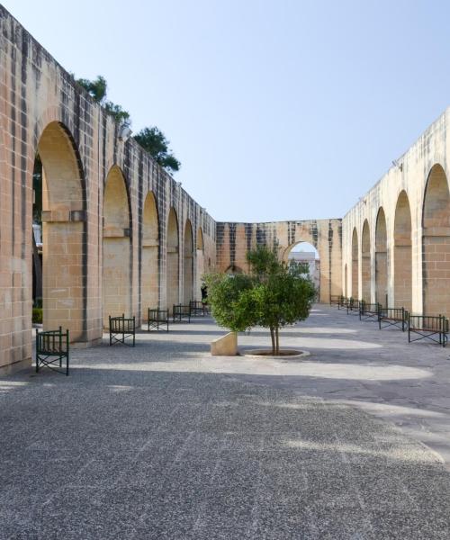 Valletta şehrindeki en çok ziyaret edilen simge yapılardan biri. 