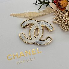 【哈極品】全新美品《CHANEL 香奈兒 金色大理石紋雙C別針/胸針/配件》