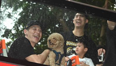 林書豪抱著愛犬參加冠軍遊行 球迷不離不棄雨中等進場同歡