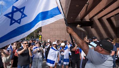 洛杉磯猶太會堂遭圍堵 親巴示威遊行上演全武行