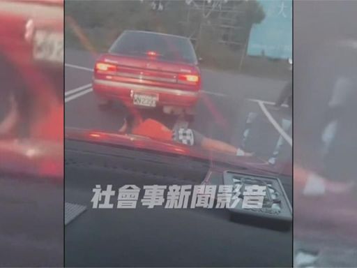 馬路當遊樂場? 男等紅燈竟手肘撐頭側躺兩車縫隙