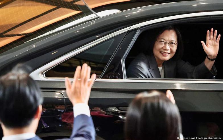 蔡英文卸任台灣總統 拎兩只愛貓搬離總統府