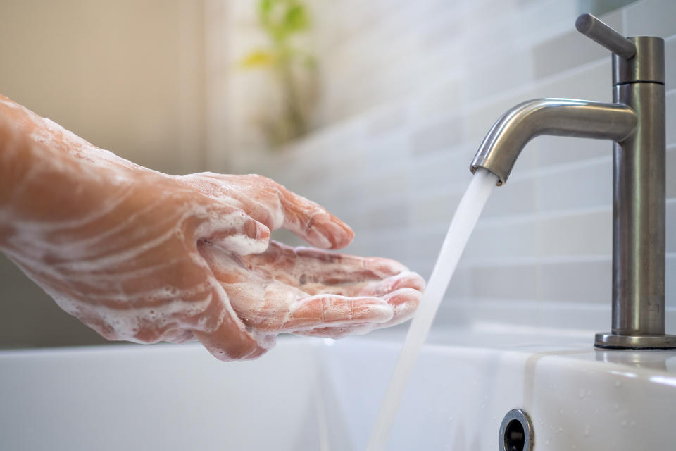 居家手部保養步驟STEP1：溫熱水溫和清潔手部（示意圖/Getty Image）