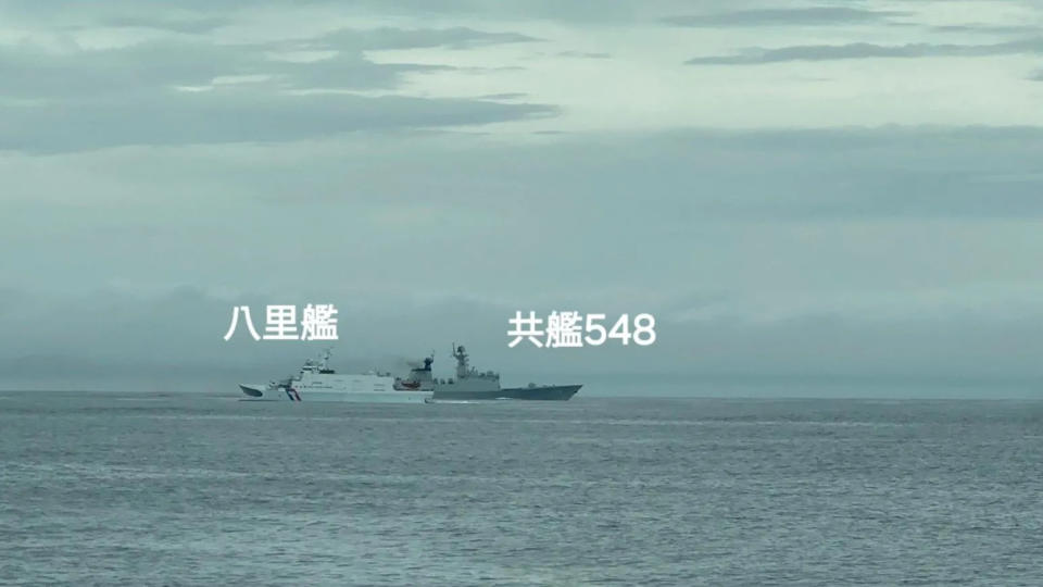 八里艦於24日上午10時32分驅離「益陽」號飛彈護衛艦畫面。（圖／海巡署）