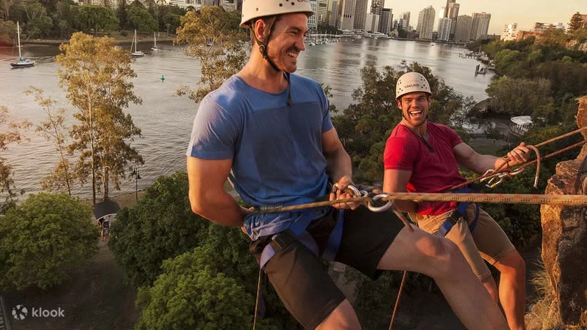 Kangaroo Point Cliffs Abseiling Experience in Brisbane. (Photo: Klook SG)