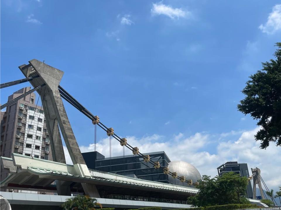台北捷運劍潭站有特殊的龍骨造型屋頂。（劉彥宜攝）