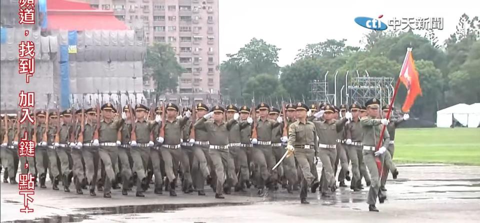 <strong>陸軍官校99周年校慶，校友踢正步。(圖/中天新聞)</strong>