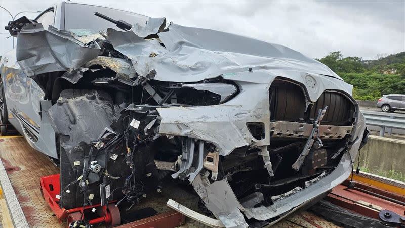 國道一號南下楊梅休息站內發生車禍事故，肇事BMW車頭遭撞爛。（圖／翻攝畫面）