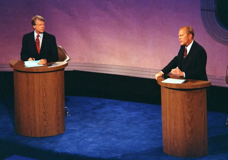 ▲1976年美國總統大選，時任總統福特（Gerald Ford，圖右）與民主黨提名的卡特（Jimmy Carter，圖左）對局，雙方同意針對國內議題、外交政策等多項問題，進行3場辯論。圖為第一場。（圖／美聯社／達志影像）