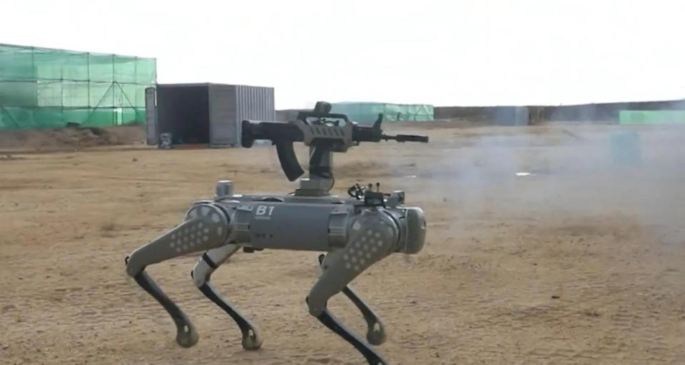 <strong>５月下旬中柬「金龍-2024」聯合軍演期間，解放軍公開展示2款機器狗。（圖／央視新聞）</strong>
